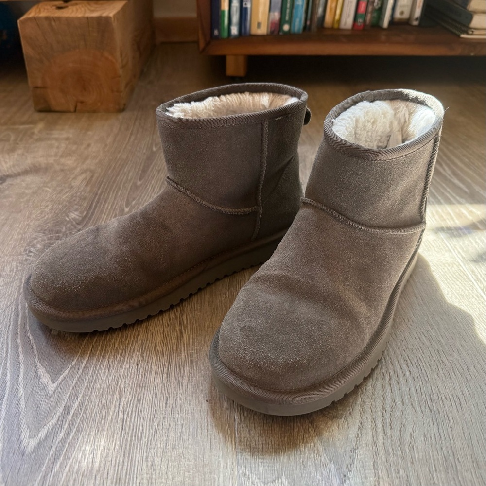 EUC Koolaburra Short Suede Shearling-Lined Ankle Boots in Taupe Brown